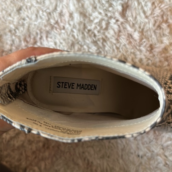 Snakeskin Steve Madden Booties - Picture 4 of 4